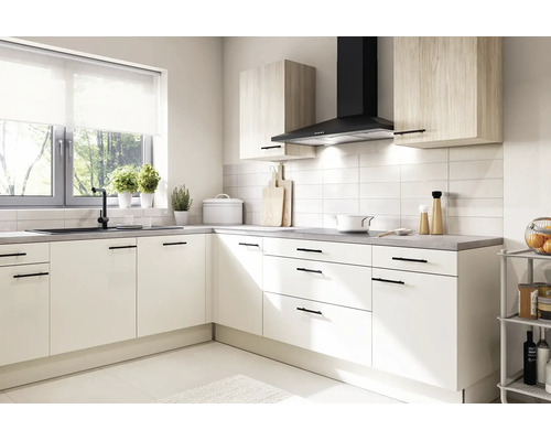 Moderne, lichte hoekkeuken met witte fronten, zwarte handgrepen, bovenkasten met houtlook, zwarte afzuigkap en een grijs werkblad.