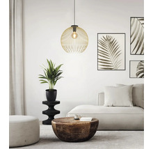 Moderne, lichte woonkamer met een bolvormige hanglamp van metaaldraad, bank, ronde houten tafel en een kamerplant.