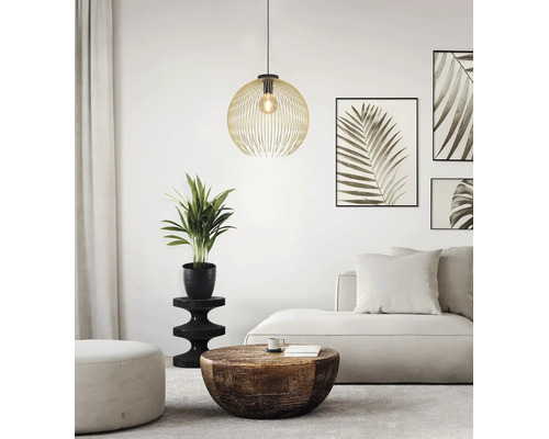 Moderne, lichte woonkamer met een bolvormige hanglamp van metaaldraad, bank, ronde houten tafel en een kamerplant.