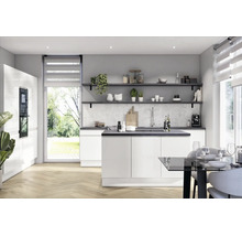 Moderne witte keuken met eiland, open grijze planken, marmeren achterwand en lichte vloer met visgraatpatroon.