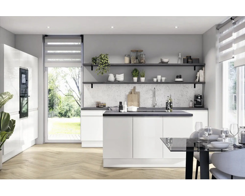 Moderne witte keuken met eiland, open grijze planken, marmeren achterwand en lichte vloer met visgraatpatroon.
