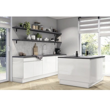 Moderne, lichte keuken met witte hoogglansfronten, kookeiland, donker werkblad, open planken en houten vloer in visgraatpatroon.