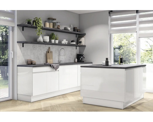 Moderne, lichte keuken met witte hoogglansfronten, kookeiland, donker werkblad, open planken en houten vloer in visgraatpatroon.