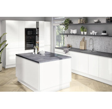 Moderne keuken met witte hoogglansfronten, een kookeiland met donker werkblad en inbouwapparatuur.