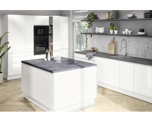 Moderne keuken met witte hoogglansfronten, een kookeiland met donker werkblad en inbouwapparatuur.
