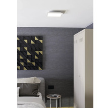 Vierkante LED-plafondlamp in een moderne kamer met gestructureerde wanden, een metalen kast, bed en geometrische wanddecoratie.