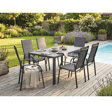 Moderne tuinset met een rechthoekige tafel en zes stoelen op een houten terras naast een zwembad in een groene tuin.