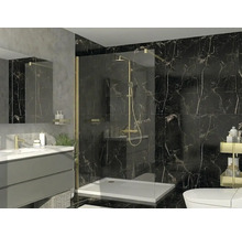 Moderne badkamer met inloopdouche, goudkleurige kranen, glazen wand, zwarte tegels met marmerlook en grijs wastafelmeubel.