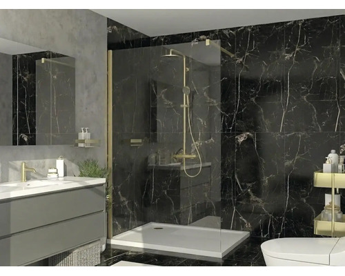 Moderne badkamer met inloopdouche, goudkleurige kranen, glazen wand, zwarte tegels met marmerlook en grijs wastafelmeubel.