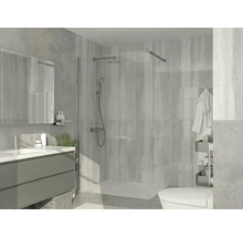 Moderne inloopdouche met glazen wand, chromen douchesysteem, vlakke douchebak en wandtegels in een lichte badkamer.