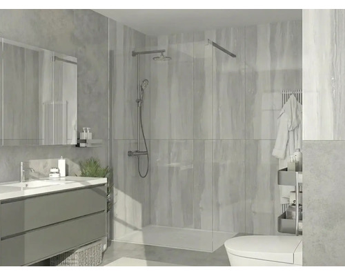 Moderne inloopdouche met glazen wand, chromen douchesysteem, vlakke douchebak en wandtegels in een lichte badkamer.