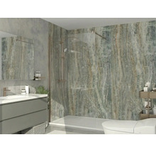 Moderne badkamer met wandtegels in marmerlook, inloopdouche met glazen wand, grijs wastafelmeubel en wit toilet.