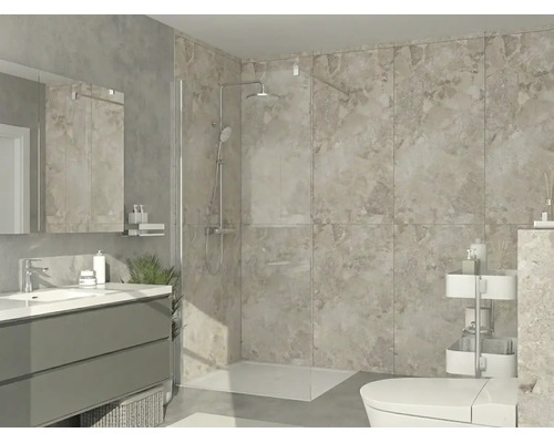 Moderne badkamer met inloopdouche, glazen wand, grote wandtegels met steenlook, wastafelmeubel en spiegel.