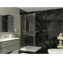 Moderne badkamer met inloopdouche, zwarte marmeren tegels, goudkleurige kranen, grijs wastafelmeubel en witte douchebak.
