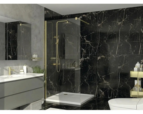 Moderne badkamer met inloopdouche, zwarte marmeren tegels, goudkleurige kranen, grijs wastafelmeubel en witte douchebak.