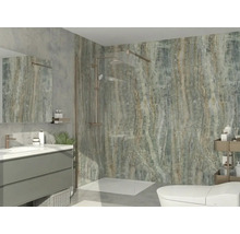 Moderne badkamer met inloopdouche, glazen wand, bronzen kranen, wandtegels met steenlook, grijs wastafelmeubel en witte wastafel.