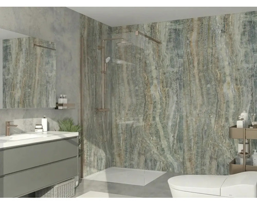 Moderne badkamer met inloopdouche, glazen wand, bronzen kranen, wandtegels met steenlook, grijs wastafelmeubel en witte wastafel.