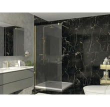 Moderne badkamer met inloopdouche met glazen wand, goudkleurige kranen en wand- en vloertegels met zwart marmereffect.