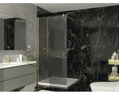 Moderne badkamer met inloopdouche met glazen wand, goudkleurige kranen en wand- en vloertegels met zwart marmereffect.