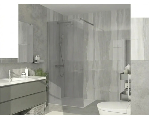 Moderne badkamer met een inloopdouche van glas, een grijs wastafelmeubel met witte wastafel en lichtgrijze wandtegels. Helder en georganiseerd.