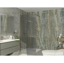 Moderne badkamer met inloopdouche, glazen wand, wastafelmeubel met witte wastafel, wandpanelen met steenlook en een wit toilet.