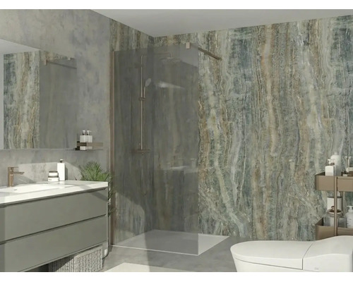 Moderne badkamer met inloopdouche, glazen wand, wastafelmeubel met witte wastafel, wandpanelen met steenlook en een wit toilet.
