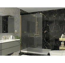 Moderne badkamer met glazen inloopdouche, goudkleurige profielen, zwarte marmeren tegels en grijs wastafelmeubel met gouden kraan.