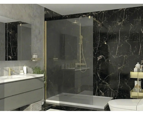 Moderne badkamer met glazen inloopdouche, goudkleurige profielen, zwarte marmeren tegels en grijs wastafelmeubel met gouden kraan.