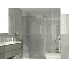Moderne, lichte badkamer met glazen inloopdouche, grijs wastafelmeubel en wandtegels met natuursteenlook.