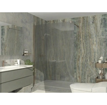 Moderne badkamer met inloopdouche van glas, wastafelmeubel, spiegel en wandtegels met natuursteenpatroon.