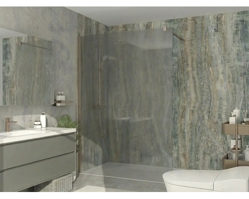 Moderne badkamer met inloopdouche van glas, wastafelmeubel, spiegel en wandtegels met natuursteenpatroon.