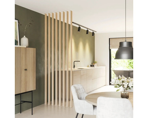 Moderne woonkamer met roomdivider van verticale houten lamellen tussen de eethoek en de keuken.
