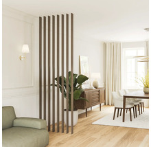 Moderne roomdivider van verticale houten latten in een lichte, open woon- en eetkamer met parketvloer.