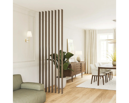 Moderne roomdivider van verticale houten latten in een lichte, open woon- en eetkamer met parketvloer.