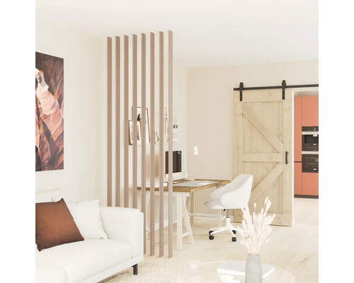 Moderne woonkamer met houten lattenwand als kamerverdeler, bureau en schuifdeur in staldeur-stijl. Lichte en georganiseerde sfeer.
