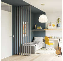 Moderne tienerkamer met een houten latten scheidingswand, bureau met gele stoel, een bed in een nis en een lichte houten vloer.