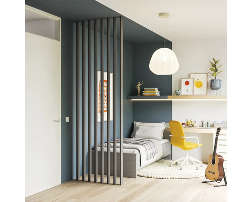 Moderne tienerkamer met een houten latten scheidingswand, bureau met gele stoel, een bed in een nis en een lichte houten vloer.