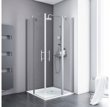 Moderne hoekdouche met glazen pendeldeuren, verchroomde handgrepen en witte douchebak in een lichte, minimalistische badkamer.