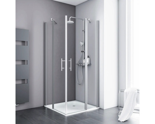 Moderne hoekdouche met glazen pendeldeuren, verchroomde handgrepen en witte douchebak in een lichte, minimalistische badkamer.