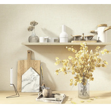 Gestructureerd behang met linnenlook achter een houten plank met keukenaccessoires, snijplanken en vazen met droogbloemen.
