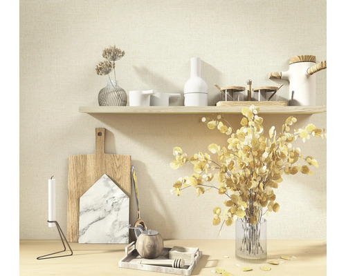 Gestructureerd behang met linnenlook achter een houten plank met keukenaccessoires, snijplanken en vazen met droogbloemen.