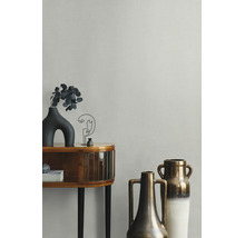 Vliesbehang met linnenstructuur in een modern ingerichte kamer met dressoir en decoratieve vazen.