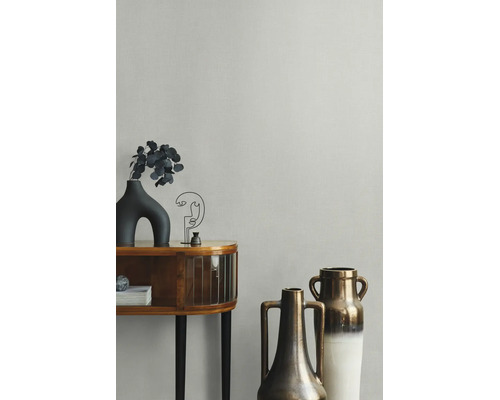 Vliesbehang met linnenstructuur in een modern ingerichte kamer met dressoir en decoratieve vazen.