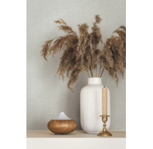 Behang met linnenlook in een modern interieur met een witte vaas, drooggras, een houten diffuser en een kandelaar.