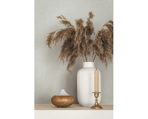 Behang met linnenlook in een modern interieur met een witte vaas, drooggras, een houten diffuser en een kandelaar.