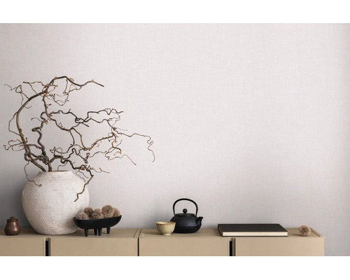 Modern gestructureerd behang in een lichte kamer met dressoir, grote vaas met takken en theepot.