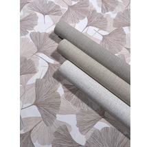 Drie rollen structuurbehang met linnenlook op een behang met ginkgobladpatroon.