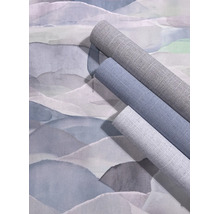 Drie rollen behang met een linnenstructuur op uitgerold behang met een abstract aquarel landschapspatroon.