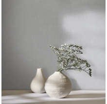 Vliesbehang met een fijne geweven structuur in linnenlook, afgebeeld met decoratieve vazen en bloemen.