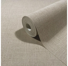 Vliesbehang met linnenstructuur in beige, rol op uitgerold patroon.